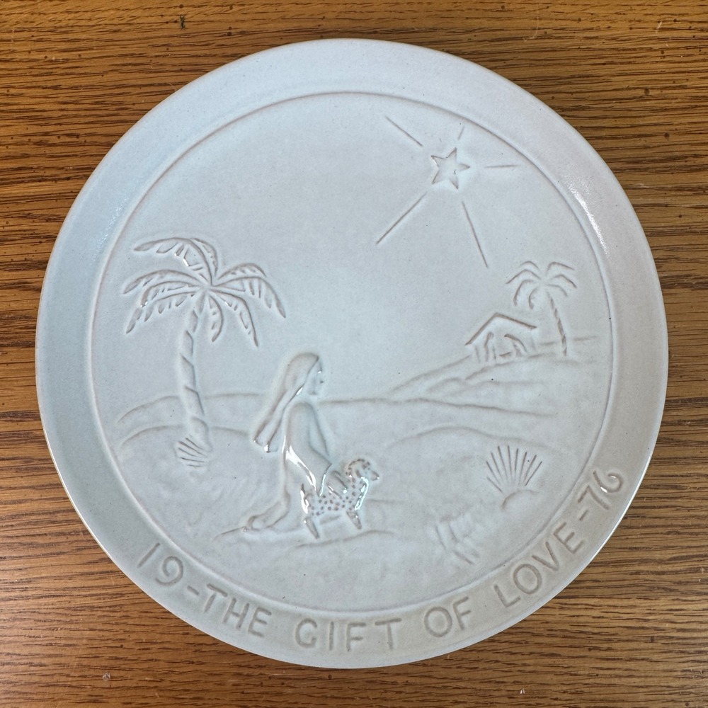 Frankoma Joniece Frank The Gift of Love 1976 Christmas‎ Plate White Sand Pottery